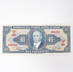 Numismática / Cédulas do Brasil. Cédula de 10 Cruzeiros (Cr$ 10,00), pertencente ao padrão monetário brasileiro do Cruzeiro, emissão do Tesouro Nacional. Estampa 1A, Série 696A, número de ordem 000392, impressa pela American Bank Note Company, Nova York. Anverso com efígie de Getúlio Vargas em medalhão central, ladeada pelo valor facial 10, inscrições República dos Estados Unidos do Brasil, Tesouro Nacional e Dez Cruzeiros  Valor Legal, além das chancelas das autoridades monetárias. Reverso com alegoria da Unidade Nacional, representada por trabalhador manejando ferramenta industrial, tendo instalações fabris ao fundo, ladeada por cartuchos com o valor facial. Impressão calcográfica e tipográfica sobre papel fiduciário. Brasil, 1963.