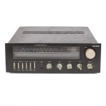 Receiver estereofônico Gradiente S-96(Model 1060), Brasil, c.1980. Aparelho receptor e amplificador integrado para sinais AM/FM, com painel frontal em acabamento grafite, escala analógica de sintonia, indicador de intensidade de sinal e comandos independentes para sintonia, volume, balanço, graves e agudos. Dispõe de seleção AM, FM, FM Mute, Aux e Phono, função Loudness, monitor de gravação, seleção mono/estéreo, saída para fones e acionamento de dois pares de caixas acústicas. Painel posterior com entradas Phono e Aux, conexões para gravador, antenas AM/FM e terminais para alto-falantes, além de seletor de tensão 110/220 V.  Não foi testado, sem garantias de funcionamento, estado de conservação conforme fotografias.Medidas: Alt.: 14 x Comp.: 42 x Larg.: 30,5 cm.