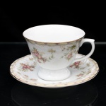 Porcelana Schmidt, Santa Catarina, Brasil (Fundada em 1945). Xícara para chá com pires em porcelana nacional, esmaltagem vítrea na cor branca, decoração em estampagem policromada composta por ramagens e buquês florais nas tonalidades rosa, lilás, verde e amarelo, distribuídos pelo bojo e na orla do pires. Faixa ornamental junto à borda em verde-claro, lilás e bege, delimitada por filetagem dourada. Bojo de formato hemisférico assentado sobre base circular elevada, asa lateral em voluta. Marca da manufatura no verso. Medidas: Xícara: Alt.: 7 x Comp.: 11 x Larg.: 9,5 cm; Pires: Diam.: 14 cm.