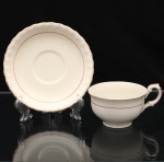 W.H. GRINDLEY, Staffordshire - Inglaterra(Fundada por William Harry Grindley em 1880). Xícara para chá em faiança inglesa da década de 1940/50, padrão "Creampetal"; esmaltagem de tom marfim, decorado com frisos em douradura e tom coral, bojo hemisférico sobre base circular, asa lateral em voluta, borda do pires relevada com perolados e ondulações. Marca da manufatura no verso. Medidas: Xícara: Alt.: 5,5 x Comp. 12 x Larg.: 9,5 cm; Pires: Diam.: 14,5 cm.
