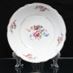 Porcelana Real, Mauá - SP(Fundada em 1943 por Fritz Erwin Schmidt). Belíssima bowl executado em porcelana nacional, circa 1960-1970. Formato hemisférico, esmaltagem vítrea na cor branca, ornamentação com motivos pictóricos policromados por processo de decalcomania fina inspirados no estilo "Deutsche Blumen", replicado nas reservas periféricas da orla, aba percorrida por gomos ondulares suaves, realçado com filetagem à ouro nas bordas e margens. Marca da manufatura no verso. Medidas: Alt.: x Diam.: cm.