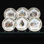 Conjunto de seis(06) pratos de aparato em porcelana nacional, manufatura Emano, série napoleônica. Esmaltagem vítrea na cor branca, aba larga, contornados por filete dourado. Reservas centrais com seis composições policromadas alusivas a Napoleão Bonaparte e às campanhas e cerimônias do Primeiro Império Francês, compreendendo retrato do imperador em uniforme militar; "Le Sacre de Napoléon', segundo Jacques-Louis David (17481825); "Campagne de France", 1814, segundo Ernest Meissonier (18151891); e episódios de cavalaria e movimentação de tropas associados à iconografia militar napoleônica, alguns acompanhados das inscrições "David", "Meissonier" e "Vernet". A obra de David registra a coroação realizada na Notre-Dame de Paris em 2 de dezembro de 1804, enquanto a composição de Meissonier representa Napoleão durante a Campanha da França de 1814. Abas articuladas por reservas simétricas de inspiração neorrococó, delineadas por volutas, enrolamentos e elementos foliáceos em bege e castanho, intercalando campos verde-esmeralda preenchidos por retícula geométrica e cartelas ovais com motivos fitomórficos estilizados. Bordos rematados por filetagem em douradura. No verso, etiqueta de manufatura "EMANo  IND. BRAS.". Medida?: Diam.: