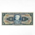 Numismática / Cédulas do Brasil. Cédula de 1 cruzeiro, República dos Estados Unidos do Brasil, 1954. Emissão do Tesouro Nacional, primeira estampa, sem data impressa, série 3172A, número 036006, com chancelas de Claudionor de Souza Lemos e Oswaldo Aranha. Impressão da American Bank Note Company. Anverso em azul sobre fundo de guilhochês em policromia, com efígie do Marquês de Tamandaré em medalhão oval, ladeada por reservas com o valor facial, e legenda "Um Cruzeiro - Valor Recebido"; identificação de série e numeração em vermelho. Reverso na mesma tonalidade predominante, com vista da Escola Naval do Rio de Janeiro, cercadura e denominação nos campos laterais.
