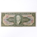 Numismática / Cédulas do Brasil. Cédula de 10 Cruzeiros (Cr$ 10,00), pertencente ao padrão monetário brasileiro do Cruzeiro, emissão do Tesouro Nacional. Estampa 2A, Série 1830A, número de ordem 009739, impressa por Thomas De La Rue & Company Limited, Londres. Anverso com efígie de Getúlio Vargas em medalhão central, ladeada pelo valor facial 10, inscrições República dos Estados Unidos do Brasil, Tesouro Nacional e Dez Cruzeiros  Valor Legal, além das chancelas das autoridades monetárias. Reverso com alegoria da Unidade Nacional, representada por trabalhador manejando ferramenta industrial, tendo instalações fabris ao fundo, ladeada por cartuchos com o valor facial. Impressão calcográfica e tipográfica sobre papel fiduciário. Brasil, década de 1950.