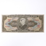 Numismática / Cédulas do Brasil. Cédula de 5 Cruzeiros (Cr$ 5,00), pertencente ao padrão monetário brasileiro do Cruzeiro, emissão do Tesouro Nacional. Estampa 2a, Série 3731A, número de ordem 020409, impressa por Thomas De La Rue & Company Limited, Londres. Anverso com efígie de José Maria da Silva Paranhos Júnior, Barão do Rio Branco, em medalhão central, ladeada pelo valor facial 5, inscrições República dos Estados Unidos do Brasil, Tesouro Nacional e Cinco Cruzeiros - Valor Legal, além das chancelas das autoridades monetárias. Reverso com composição histórica intitulada "Conquista do Amazonas", ladeada por cartuchos com o valor facial. Impressão sobre papel fiduciário. Estado conforme fotografias.