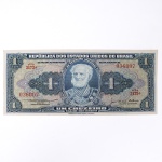 Numismática / Cédulas do Brasil. Cédula de 1 cruzeiro, República dos Estados Unidos do Brasil, 1954. Emissão do Tesouro Nacional, primeira estampa, sem data impressa, série 3172A, número 036007, com chancelas de Claudionor de Souza Lemos e Oswaldo Aranha. Impressão da American Bank Note Company. Anverso em azul sobre fundo de guilhochês em policromia, com efígie do Marquês de Tamandaré em medalhão oval, ladeada por reservas com o valor facial, e legenda "Um Cruzeiro - Valor Recebido"; identificação de série e numeração em vermelho. Reverso na mesma tonalidade predominante, com vista da Escola Naval do Rio de Janeiro, cercadura e denominação nos campos laterais.