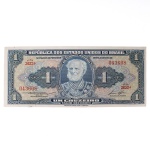 Numismática / Cédulas do Brasil. Cédula de 1 cruzeiro, República dos Estados Unidos do Brasil, 1954. Emissão do Tesouro Nacional, primeira estampa, sem data impressa, série 3632A, número 043608, com chancelas de Claudionor de Souza Lemos e Oswaldo Aranha. Impressão da American Bank Note Company. Anverso em azul sobre fundo de guilhochês em policromia, com efígie do Marquês de Tamandaré em medalhão oval, ladeada por reservas com o valor facial, e legenda "Um Cruzeiro - Valor Recebido"; identificação de série e numeração em vermelho. Reverso na mesma tonalidade predominante, com vista da Escola Naval do Rio de Janeiro, cercadura e denominação nos campos laterais.