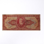 Numismática / Cédulas do Brasil. Cédula de 100 Cruzeiros, República dos Estados Unidos do Brasil, 2ª Estampa, Série 807A, número 013907. Anverso em tonalidades vermelha, vermelho-rosada, bege e verde-azulada, com efígie de D. Pedro II em medalhão central, ladeada por rosáceas com o valor facial 100; inscrições Tesouro Nacional, República dos Estados Unidos do Brasil e Cem Cruzeiros  Valor Legal. Apresenta carimbo circular de revalidação monetária do Banco Central, com a inscrição BANCO CENTRAL  10 CENTAVOS, aplicada em 1967 para conversão do valor original de 100 Cruzeiros em 10 centavos de Cruzeiro Novo. Reverso em tonalidade vermelho-rosada, com composição alegórica da Cultura Nacional, representada por figura feminina sentada junto a globo, livros e instrumentos, tendo paisagem ao fundo. Impressão pela Thomas De La Rue & Company Limited, Londres. Brasil, circa 1953-1959; revalidada em 1967. Estado de conservação conforme fotografias.
