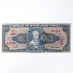 Numismática / Cédulas do Brasil. Cédula de 1.000 Cruzeiros com carimbo de sobrecarga de 1 Cruzeiro Novo, República dos Estados Unidos do Brasil, estampa 1ª, série 4069, impressa pela companhia americana American Bank Note Company, circa 1967. O anverso apresenta fundo policromático em tons de azul e sépia, ostentando medalhão circular central com o retrato de Pedro Álvares Cabral, modificado à direita pelo carimbo circular de sobrecarga da transição monetária (1 Cruzeiro Novo). O papel-moeda porta a numeração 086409. O reverso exibe composição em tom alaranjado com gravura calcográfica reproduzindo o quadro "Primeira Missa no Brasil", de Victor Meirelles. O exemplar denota marcas moderadas de circulação e dobras suaves na superfície.