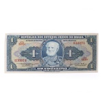Numismática / Cédulas do Brasil. Cédula de 1 cruzeiro, República dos Estados Unidos do Brasil, 1954. Emissão do Tesouro Nacional, primeira estampa, sem data impressa, série 3172A, número 036074, com chancelas de Claudionor de Souza Lemos e Oswaldo Aranha. Impressão da American Bank Note Company. Anverso em azul sobre fundo de guilhochês em policromia, com efígie do Marquês de Tamandaré em medalhão oval, ladeada por reservas com o valor facial, e legenda "Um Cruzeiro - Valor Recebido"; identificação de série e numeração em vermelho. Reverso na mesma tonalidade predominante, com vista da Escola Naval do Rio de Janeiro, cercadura e denominação nos campos laterais.