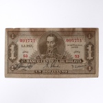 Numismática / Cédulas Estrangeiras. Cédula de 1 Boliviano, Banco Central de Bolivia, emissão vinculada à Lei de 20 de julho de 1928, segunda emissão, século XX. Papel-moeda do período republicano boliviano, série S3, número 001771, impresso pela Waterlow & Sons Ltd., Londres. Anverso em tonalidade castanha, com efígie de Simón Bolívar em medalhão central, denominação "Un Boliviano en Oro o Giros-Oro", numeração e série em vermelho, além das assinaturas das autoridades bancárias. Reverso em impressão azul-escura, centrado pelo Brasão de Armas da Bolívia, ladeado pelo algarismo "1" em cartelas ornamentais. A emissão integra a série instituída após a reorganização do Banco Central pela Lei de 20 de julho de 1928; exemplares desta tipologia foram produzidos pela casa londrina Waterlow & Sons. Estado de conservação conforme fotografias. 