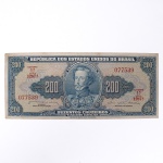 Numismática / Cédulas do Brasil. Cédula de 200 cruzeiros, República dos Estados Unidos do Brasil, 1964. Emissão do Tesouro Nacional, primeira estampa, sem data impressa, série 1287, nº 075539, com chancelas de Reginaldo Fernandes Nunes, diretor da Caixa de Amortização, e Octávio Gouvêa de Bulhões, ministro da Fazenda. Anverso em azul sobre fundo policromado, com efígie de D. Pedro I em medalhão central, ladeada por reservas com o valor facial, e inscrição "Duzentos Cruzeiros  - Valor Recebido". Reverso em verde-oliva, reproduzindo a pintura Independência ou Morte, de Pedro Américo, sob a legenda "Grito do Ipiranga". Impressão da American Bank Note Company. Estado de conservação conforme fotografias.