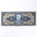 Numismática / Cédulas do Brasil. Cédula de 1 cruzeiro, República dos Estados Unidos do Brasil, 1954. Emissão do Tesouro Nacional, primeira estampa, sem data impressa, série 2742A, número 003313, com chancelas de Claudionor de Souza Lemos e Oswaldo Aranha. Impressão da American Bank Note Company. Anverso em azul sobre fundo de guilhochês em policromia, com efígie do Marquês de Tamandaré em medalhão oval, ladeada por reservas com o valor facial, e legenda "Um Cruzeiro - Valor Recebido"; identificação de série e numeração em vermelho. Reverso na mesma tonalidade predominante, com vista da Escola Naval do Rio de Janeiro, cercadura e denominação nos campos laterais.