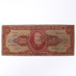 Numismática / Cédulas do Brasil. Cédula de 100 Cruzeiros, República dos Estados Unidos do Brasil, 2ª Estampa, Série 1447A, número 014980. Anverso em tonalidades vermelha, vermelho-rosada, bege e verde-azulada, com efígie de D. Pedro II em medalhão central, ladeada por rosáceas com o valor facial 100; inscrições Tesouro Nacional, República dos Estados Unidos do Brasil e Cem Cruzeiros  Valor Legal. Apresenta carimbo circular de revalidação monetária do Banco Central, com a inscrição BANCO CENTRAL  10 CENTAVOS, aplicada em 1967 para conversão do valor original de 100 Cruzeiros em 10 centavos de Cruzeiro Novo. Reverso em tonalidade vermelho-rosada, com composição alegórica da Cultura Nacional, representada por figura feminina sentada junto a globo, livros e instrumentos, tendo paisagem ao fundo. Impressão pela Thomas De La Rue & Company Limited, Londres. Brasil, circa 1953-1959; revalidada em 1967. Estado de conservação conforme fotografias.