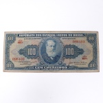 Numismática / Cédulas do Brasil. Cédula de 100 Cruzeiros, República dos Estados Unidos do Brasil, 1ª Estampa, Série 467A, número 096103. Anverso com impressão predominante em azul-acinzentado, com efígie de D. Pedro II em medalhão central, ladeada por rosáceas com o valor facial 100; inscrições Tesouro Nacional, República dos Estados Unidos do Brasil e Cem Cruzeiros  Valor Recebido. Numeração e indicação de estampa e série impressas em vermelho. Reverso com impressão em tonalidade castanho-avermelhada, apresentando composição alegórica intitulada Cultura Nacional, com figura feminina sentada junto a globo, livros, instrumentos e elementos associados às artes e ao conhecimento. Impressão pela American Bank Note Company. Brasil, década de 1950.