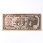 Numismática / Cédulas do Brasil. Cédula de 5 Cruzeiros, Estampa 3, Série 096, emitida pela República dos Estados Unidos do Brasil e impressa pela Casa da Moeda do Brasil no contexto da implantação do padrão monetário Cruzeiro, instituído em 1942 após a reforma que substituiu o sistema do réis. Anverso apresenta composição dominada por busto feminino alegórico representando a República, voltado à esquerda e inscrito em medalhão oval, tendo ao fundo vinheta marítima com embarcação à vela singrando mar agitado, elemento simbólico associado ao progresso econômico, à navegação e ao comércio. No campo central destaca-se elaborada cartela ornamental com o numeral 5 e a legenda CRUZEIROS, envolta por complexa trama de guilhochê de segurança característica da gravura calcográfica. Consta ainda a inscrição legal No Tesouro Nacional se pagará ao portador desta quantia de cinco cruzeiros, acompanhada das assinaturas fac-similares das autoridades monetárias e da indicação tipográfica Estampa 3 Série 096 impressa em vermelho. O reverso exibe vinheta naturalista representando vitória-régia (Victoria amazonica) em paisagem lacustre amazônica, com grandes folhas circulares flutuantes e flor central, enquadrada por moldura ornamental geométrica com os numerais 5 nos cantos e a legenda Estados Unidos do Brasil. Impressão calcográfica com fundos guilhochados de segurança e gravação em aço, padrão característico da produção da Casa da Moeda brasileira nas décadas de 1940-1950.