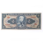 Numismática / Cédulas do Brasil. Cédula de 2 Cruzeiros, República dos Estados Unidos do Brasil, Série 1129A, número 050046. Anverso com impressão predominante em tonalidade azul-acinzentada, com efígie do Duque de Caxias em medalhão central, ladeada por rosáceas com o valor facial 2; inscrições Tesouro Nacional, República dos Estados Unidos do Brasil e Dois Cruzeiros  Valor Recebido. Reverso com impressão predominante em tonalidade laranja, apresentando vista aérea da Escola Militar de Resende, atual Academia Militar das Agulhas Negras, ladeada por elementos ornamentais e algarismos indicativos do valor facial. Impressão pela American Bank Note Company. Brasil, década de 1950.
