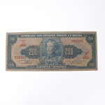 Numismática / Cédulas do Brasil. Cédula de 200 cruzeiros, República dos Estados Unidos do Brasil, 1964. Emissão do Tesouro Nacional, primeira estampa, sem data impressa, série 1076, nº 054287, com Reginaldo Fernandes Nunes, diretor da Caixa de Amortização, e Octávio Gouvêa de Bulhões, ministro da Fazenda. Anverso em azul sobre fundo policromado, com efígie de D. Pedro I em medalhão central, ladeada por reservas com o valor facial, e inscrição "Duzentos Cruzeiros  - Valor Recebido". Reverso em verde-oliva, reproduzindo a pintura Independência ou Morte, de Pedro Américo, sob a legenda "Grito do Ipiranga". Impressão da American Bank Note Company. Estado de conservação conforme fotografias.