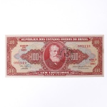 Numismática / Cédulas do Brasil. Cédula de 100 Cruzeiros, República dos Estados Unidos do Brasil, 2ª Estampa, Série 696A, número 081119. Anverso em tonalidades vermelha, vermelho-rosada, bege e verde-azulada, com efígie de D. Pedro II em medalhão central, ladeada por rosáceas com o valor facial 100; inscrições Tesouro Nacional, República dos Estados Unidos do Brasil e Cem Cruzeiros  Valor Legal. Apresenta carimbo circular de revalidação monetária do Banco Central, com a inscrição BANCO CENTRAL  10 CENTAVOS, aplicada em 1967 para conversão do valor original de 100 Cruzeiros em 10 centavos de Cruzeiro Novo. Reverso em tonalidade vermelho-rosada, com composição alegórica da Cultura Nacional, representada por figura feminina sentada junto a globo, livros e instrumentos, tendo paisagem ao fundo. Impressão pela Thomas De La Rue & Company Limited, Londres. Brasil, circa 1953-1959; revalidada em 1967.