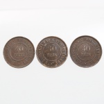 NUMISMÁTICA. Moedas do Brasil. Três(03) moedas de 40 Réis, Primeira República dos Estados Unidos do Brasil, cunhadas em bronze, datadas de 1892, 1895 e 1896. Anverso com esfera armilar sobre campo estrelado, circundada pela legenda "REPUBLICA DOS ESTADOS UNIDOS DO BRAZIL" e respectivas datas de cunhagem. Reverso com valor facial "40 RÉIS" em campo central, circundado pela legenda "A ECONOMIA FAZ A PROSPERIDADE". Medida: Diam.: 30 mm.