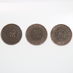 NUMISMÁTICA. Moedas do Brasil. Três(03) moedas de 20 Réis, República dos Estados Unidos do Brasil, cunhadas em bronze, datadas de 1892, 1895 e 1898. Anverso com valor facial "20 RÉIS" em campo central, circundado pela legenda "A ECONOMIA FAZ A PROSPERIDADE". Reverso com as Armas da República, compostas por estrela de cinco pontas sobre coroa de ramos de café e tabaco, circundadas pela legenda "REPUBLICA DOS ESTADOS UNIDOS DO BRAZIL" e respectivas datas de cunhagem. Medida: Diam.: 25 mm.