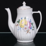 Porcelana Pozzani, Jundiaí - SP (Fundada em 1934 por Francisco Pozzani). Bule para café em porcelana nacional, produção de meados do século XX, com corpo bojudo de perfil canelado, colo estreitado e base circular. Bico vertedor alto, alongado e recurvado, com extremidade recortada; alça lateral estilizada, ligada à região superior e inferior do recipiente. Tampa abaulada, rematada por pomo cônico. Decoração floral em estampagem policromada, composta por rosas e flores em tonalidades amarela, rosa, azul, branca e verde. Contornos superiores, tampa e pomo realçados por frisos em douradura. Marca de manufatura Pozzani  Jundiaí na base. Medidas: Alt.: 17,5 x Comp.: 16 x Larg.: 10cm.