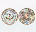Dois pratos de coleção em porcelana chinesa: a) Decoração famille rose, com composição central representando galos entre flores, vegetação e rochedos estilizados, delimitada por cercadura com reservas contendo pássaros e arranjos florais, intercaladas por motivos geométricos em vermelho-ferro e azul. Aba ornamentada com flores e frutos sobre fundo dourado; bordo contornado a ouro. Marca apócrifa em vermelho na base, em escrita de selo. China, século XX. Medida: Diam.: ; b) Decoração famille rose no padrão millefleurs, inteiramente preenchido por composição de peônias, crisântemos e outras espécies florais, executadas em esmaltes rosa, verde, azul, amarelo e vermelho-ferro, com contornos em preto sobre fundo dourado. Bordo realçado a ouro. Marca apócrifa em vermelho na base, em escrita de selo. China, século XX. Medida: Diam.: 15cm.