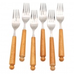 HERCULES. Conjunto de seis(06) garfos de mesa confeccionadas em aço inoxidável, cabos torneados em madeira clara, rematados por terminal esférico. Hastes com marca de manufatura "HERCULES INOX". Medidas: Comp.: 20 cm.