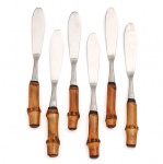 Conjunto de seis(06) espátulas para manteiga, lâminas confeccionadas em aço inoxidável, de perfil alongado e extremidades arredondadas, montadas em cabos de bambu natural. Destinadas ao serviço de manteiga, patês e demais pastas à mesa. Os cabos apresentam variações naturais de tonalidade e nós(colmos) característicos do bambu. Medidas: Comp.:  13,5cm.
