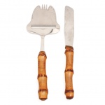 Conjunto para serviço de queijo confeccionados em aço inoxidável, com cabos de bambu natural: plaina para queijo, provida de lâmina transversal para obtenção de fatias finas e extremidade com três dentes para servir; e faca para queijo, com lâmina larga e bordo serrilhado. Cabos aproveitando a conformação natural dos colmos de bambu, com nós aparentes. Medidas faca: Comp.: 22,5 x Larg.: 2,5 cm; Medidas: Comp.: 23,5 x Larg.: 7,5 cm.