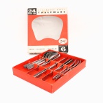 Faqueiro em aço inoxidável, manufatura Customcraft. Conjunto de vinte e quatro(24) peças para seis pessoas, composto por seis(06) garfos, seis(06) facas, cinco(05) colheres de mesa. Cabos de perfil retilíneo, ornamentados nas extremidades por reservas retangulares decoradas com motivos florais estilizados em relevo, repetidos junto à junção dos talheres. Acondicionado em estojo original, com inscrição "24 Piece Set  Stainless Steel Tableware  Service for 6  Solid Stainless Tableware". Falta uma colher. Apresenta sinais de uso.Medidas faca: Comp.: 21 x Larg.: 1,5cm.Medidas colher: Comp.: 18 x Larg.: 4cm.Medidas garfo: Comp.: 18 x Larg.: 2,5cm.