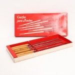 Conjunto de seis garfos para fondue, manufatura Cris Inox, fabricação nacional. Hastes alongadas em aço inoxidável, terminadas em duas pontas, com cabos torneados em madeira e marcadores coloridos nas extremidades, destinados à identificação individual. Conserva embalagem original com a inscrição "Garfos para Fondue - Cris Inox". Medidas caixa: Alt.: 2 x Comp.: 30 x Larg.: 13cm; Medidas garfo: Comp.:  28 cm.