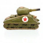 Miniatura decorativa de veículo militar blindado (tanque de guerra inspirado no modelo norte-americano M4 Sherman), confeccionado em resina com pintura manual. Apresenta modelagem  com acabamento em relevo simulando rebites, escotilhas superiores, metralhadora frontal e sistema de lagartas com rodas de sustentação integradas à base. A estrutura recebe pintura em tom verde-oliva fosco, ostentando insígnia circular branca com estrela de cinco pontas vermelha aplicada nas seções laterais do chassi e uma estrela menor na seção frontal. O canhão principal proeminente exibe terminação em pigmento preto mimetizando o efeito de queima por disparo. Medidas: Alt.: 9 x Comp.: 15 x Larg.: 7,5 cm.