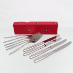 Conjunto de talheres de mesa, manufatura Eberle. Conjunto composto por seis(06) garfos e seis facas(06) de mesa, confeccionados em aço inoxidável. Modelo de linhas sóbrias, com cabos alongados de perfil suavemente curvo; facas com lâminas de bordo serrilhado. Peças marcadas "EBERLE INOX". Acompanha estojo original revestido em vermelho, com repetição da marca Eberle. Medidas garfo: Comp.: 19 x Larg.: 2,5 cm. Medidas faca: Comp.: 22 x Larg.: 2 cm.