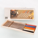 Conjunto de seis(06) garfos para fondue, manufatura Hércules. Garfos de haste alongada em metal, com extremidades bifurcadas e empunhaduras em material sintético de diferentes cores, destinadas à identificação individual durante o uso. Acondicionados em estojo original da manufatura, com inscrição "6 Garfos para Fondue". Medidas: Comp.: 29 cm.