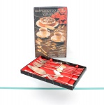 Conjunto para café e sobremesa em metal dourado, fabricação Alemã. Serviço composto por quinze(15) peças, acondicionado em estojo original, conforme indicação "Kaffeebesteck 15-tlg., vergoldet". Integra seis colheres de café, seis garfos para bolo, uma pá para bolo, uma colher para açúcar e uma colher para creme. Cabos moldados com decoração vegetal em relevo e terminais figurando botões de rosa; superfícies originalmente douradas, com desgaste do acabamento decorrente do uso. Estojo com interior revestido em vermelho e tampa impressa com a composição do conjunto. Medidas espátula: Alt.: 3,5 x Comp.: 20,5 x Larg.: 4,5 cm.Medidas colher de serviço: Alt.: 2 x Comp.: 14 x Larg.: 4cm. Medidas colher de chá: Alt.: 2 x Comp.: 13 x Larg.: 2,5cm. Medidas colher de açucar: Alt.: 1,5 x Comp.: 12,5 x Larg.: 3cm. Medidas garfo: Alt.: 1,5 x Comp.: 14 x Larg.: 2cm.