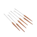 Conjunto de seis(06) pequenos garfos para petiscos, confeccionado em aço inoxidável e madeira. Peças de haste metálica estreita, terminadas em dois dentes curtos com entalhes internos, destinadas ao serviço de azeitonas, queijos, frios e outros aperitivos. Cabos torneados em madeira de tonalidade castanha clara, de formato fusiforme e extremidades afiladas. Medidas: Comp.: 29,5 cm.