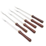Conjunto de seis(06) pequenos garfos para petiscos, em aço inoxidável e madeira. Peças constituídas por hastes metálicas estreitas, terminadas em dois dentes alongados e ligeiramente curvos, destinadas ao serviço de azeitonas, queijos, frios e outros aperitivos. Cabos cilíndricos em madeira de tonalidade castanha, com virolas e terminais metálicos dourados. Medidas: Comp.: 29,5 cm.