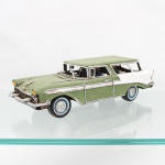 Miniatura decorativa de automóvel em metal. modelo inspirado em automóvel norte-americano da década de 1950, de carroceria station wagon, confeccionado em metal e pintado em verde e branco, com aplicações prateadas. Apresenta para-choques, grade frontal, faróis, frisos laterais, maçanetas, retrovisores e ornamentos sobre o capô; rodas móveis com pneus pretos e aros em azul e branco. Interior representado com bancos, volante e painel. No estado. Medidas: Alt.: 9 x Comp.: 30,5 x Larg.: 11 cm.