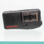 Gravador portátil de microcassete Olympus Pearlcorder S924  Japão, circa década de 1980. Aparelho para gravação e reprodução de áudio em microcassete, caixa de material polimérico preto, com alto-falante incorporado, compartimento frontal com visor translúcido e comandos mecânicos dispostos nas extremidades. Identificação frontal "Olympus Pearlcorder S924  Microcassette Recorder". Acompanha microcassete TDK MC-60. O sistema Pearlcorder, desenvolvido pela Olympus para o formato de microcassete, destinava-se principalmente à gravação de voz, ditado, entrevistas e registros portáteis. Não foi testado, sem garantias de funcionamento. Medidas: Alt.: 6,5 x Comp.: 13 x Larg.: 2,5 cm.