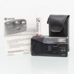 Câmera fotográfica compacta Yashica YK-35 - Kyocera, Japão, final do século XX. Câmara analógica para filme de 35 mm, com objetiva Yashica de foco fixo(focus-free), visor óptico, flash eletrônico incorporado e seletor de sensibilidade para filmes ISO 100, 200 e 400. Corpo em material polimérico preto, com inscrições frontais "Yashica YK-35", "Yashica Lens Focus-Free" e marca Kyocera. Acompanha estojo próprio Yashica e manual de instruções original, no qual o aparelho figura também sob a denominação Yashica Plena. Estado de funcionamento não aferido. Não foi testado, sem garantias de funcionamento. Medidas: Alt.: 7 x Comp.: 13,5 x Larg.: 4,5 cm.