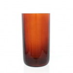 Vaso cilíndrico em vidro âmbar, boca circular sem ressalto e base espessa, confeccionado em vidro translúcido de tonalidade âmbar, com gradação mais escura junto à base. Medidas: Alt.: 23,5 x Diam.: 13 cm.