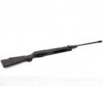 Carabina de pressão Rossi, calibre 5,5 mm, ação por mola helicoidal com sistema de basculamento do cano, modelo apresenta coronha em polímero negro com soleira emborrachada e dístico SAS(Shock Absorber System), além de conjunto de miras ajustáveis., câmara em aço ostenta gravações originais do fabricante com número de série. Estado conforme fotografias. Medidas: