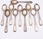 Conjunto de dez (10) colheres inglesas para café em metal prateado, conchas ovais e cabos de perfil alargado nas extremidades, rematados por contorno filetado. No reverso, conservam marca de fabricante "SILVERPLATED SHEFFIELD - ENGLAND". Apresentam oxidação, riscos de uso e perdas localizadas do revestimento metálico. Medidas: Comp.: 11cm.