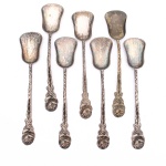 Conjunto de colheres para café confeccionado em metal prateado, cabo relevado com ponta cinzelada em roseta. Composto de sete(07) unidades. Apresentam perda do banho de prata. Medida: Comp.: 13,5cm.