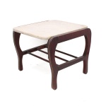 Mesa lateral de baixa altura em estilo Art Déco com transição para o Modernismo, circa 1940-1950. Apresenta tampo quadrangular amovível confeccionado em mármore claro com veios discretos e cantos arredondados, assentando sobre chassi de suporte estrutural em madeira de lei de tonalidade jacarandá ou imbuia. As laterais maiores exibem montantes arqueados integrados que ladeiam o mármore, ornados por um sutil filete embutido de latão acompanhando a curvatura da peça, porção inferior dotada de grade composta por três travessas cilíndricas paralelas fixadas às amarrações, destinadas originalmente ao acondicionamento de periódicos ou volumes(porta-revistas integrado). Medidas: Alt.: x Comp.: x Larg.: