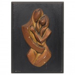 Escutura em relevo executada em material cerâmico modelado, representando composição abstrata de figuração humana, sugerindo duas formas antropomórficas estilizadas em gesto de enlace. Modelagem volumétrica por planos facetados e superfícies suavemente arredondadas, com ênfase em linhas curvas contínuas e interpenetração das massas. Acabamento com engobe e pátina em tons terrosos. Fixada sobre suporte retangular de madeira pintada em tom escuro, funcionando como base e moldura integrada. Apreseta pequenos desgastes visíveis na última fotografia. Medidas: Alt.: 30,5 x Comp.: 22,5 cm.