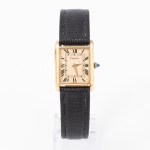 Relógio de pulso CARTIER TANK com caixa dourada e pulseira de couro e mostrador com algarismos roman