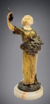 Dominique Alonzo : Belíssima escultura em bronze e marfim , com base em mármore , representando dama