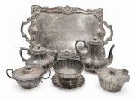 Serviço de chá em metal espessurado a prata de origem inglesa com bandeja de diferente marca, constando de : Bandeja , bule de chá , leiteira, açucareiro , porta torrões e manteigueira . Med. 64 x 40 cm (bandeja) e 20 cm alt (bule de chá)